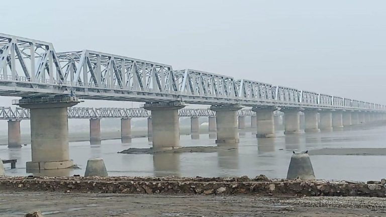 Uttar Pradesh: प्रयागराज से वाराणसी तक यात्रा होगी आसान, गंगा पर बने नए रेलवे पुल से श्रद्धालुओं को मिलेगी राहत