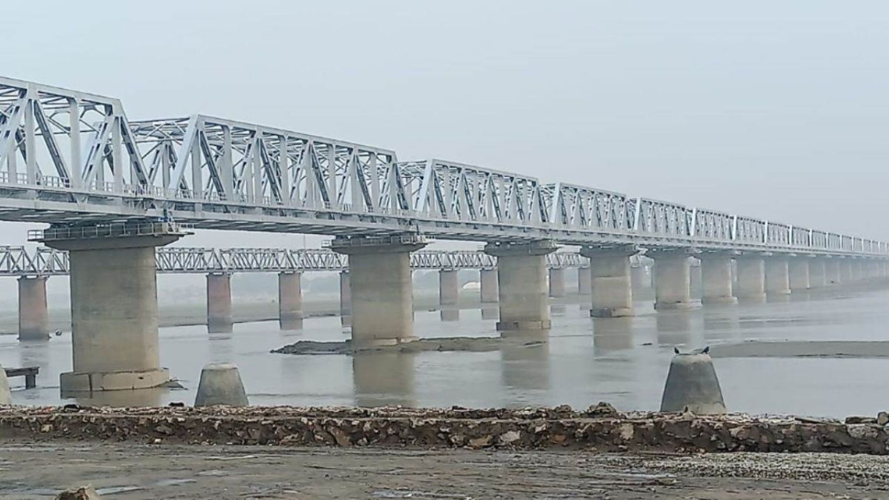 Uttar Pradesh: प्रयागराज से वाराणसी तक यात्रा होगी आसान, गंगा पर बने नए रेलवे पुल से श्रद्धालुओं को मिलेगी राहत