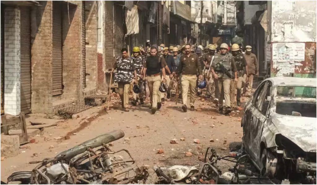 Sambhal violence: सोशल मीडिया पर नफरत फैलाने वाला फरहत गिरफ्तार