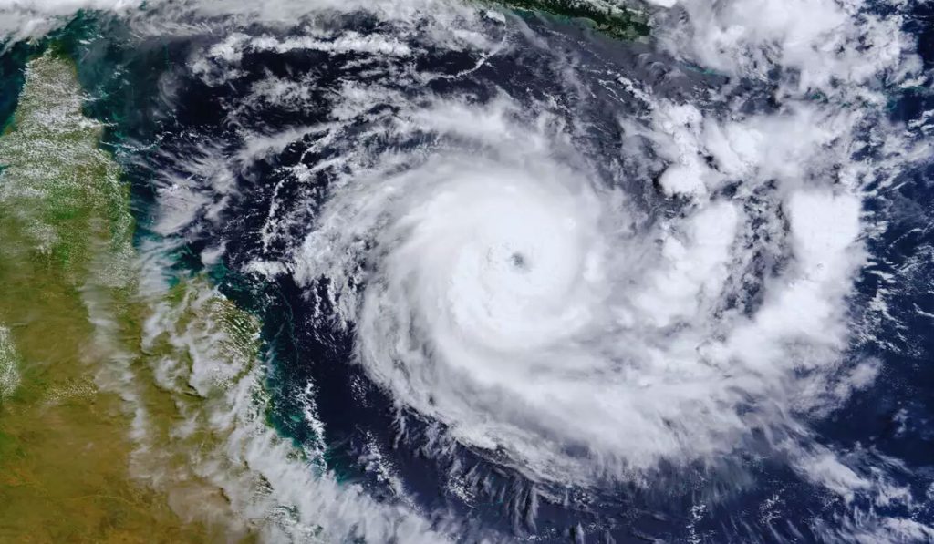 Cyclone Fengal: फेंगल चक्रवात का अलर्ट, स्कूल-कॉलेज बंद, प्रशासन ने की आपातकालीन तैयारी