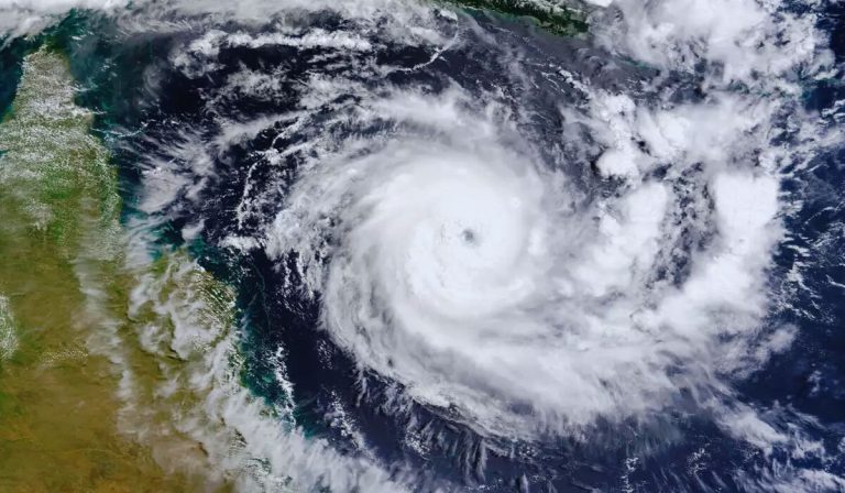 Cyclone Fengal: फेंगल चक्रवात का अलर्ट, स्कूल-कॉलेज बंद, प्रशासन ने की आपातकालीन तैयारी