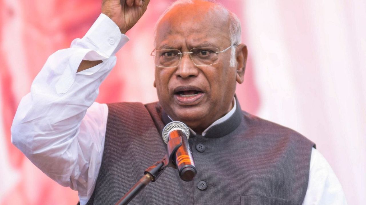 संविधान दिवस पर Mallikarjun Kharge का बयान, मोदी से जाति जनगणना का डर