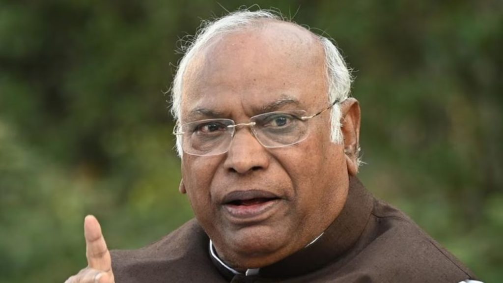 संविधान दिवस पर Mallikarjun Kharge का बयान, मोदी से जाति जनगणना का डर