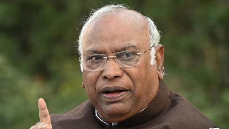 संविधान दिवस पर Mallikarjun Kharge का बयान, मोदी से जाति जनगणना का डर