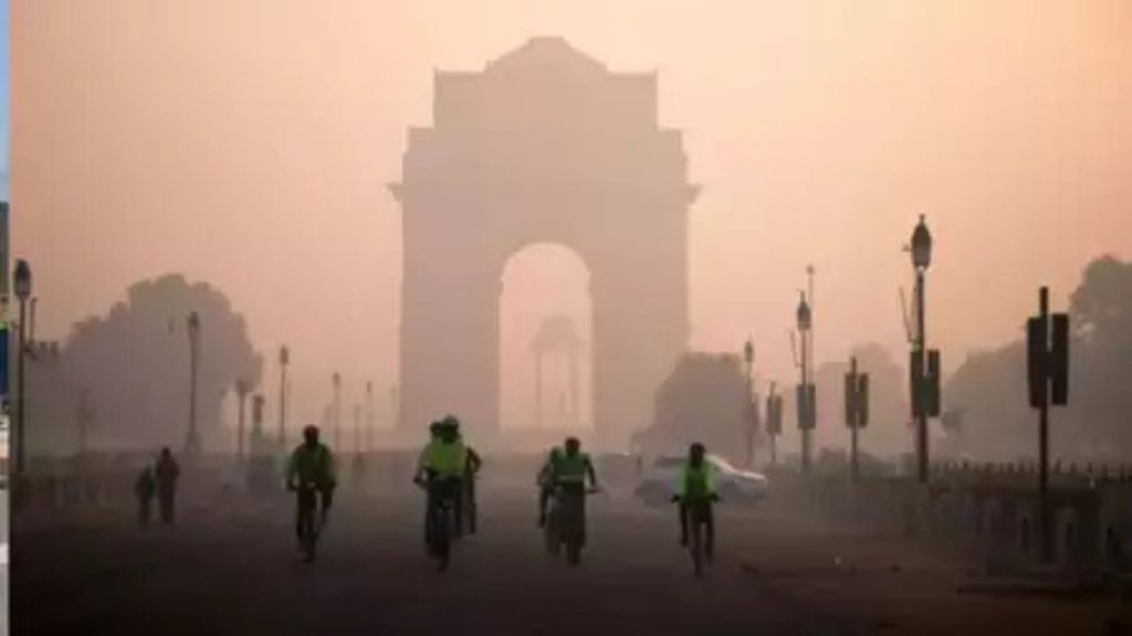 Delhi Pollution: दिल्ली में प्रदूषण की मार, AQI 300 के पार, सुबह से ही चारों ओर फैला है जहरीला धुआं