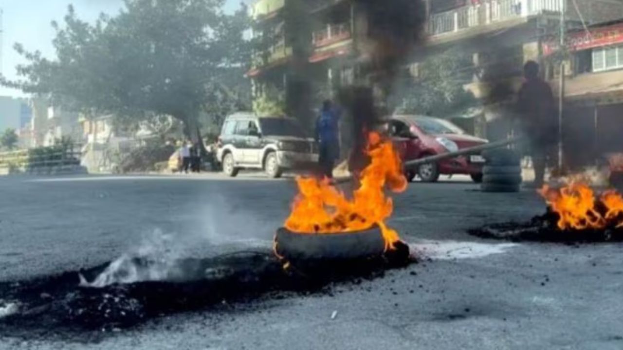 Manipur violence: 50 और CAPF कंपनियां भेजी गईं, कई जिलों में कर्फ्यू, इंटरनेट सेवाएं बंद... 