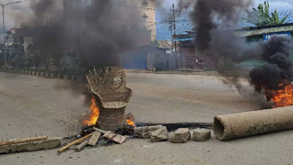 Manipur violence: 50 और CAPF कंपनियां भेजी गईं, कई जिलों में कर्फ्यू, इंटरनेट सेवाएं बंद...