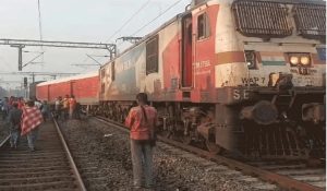 Train Accident: पश्चिम बंगाल में बड़ा रेल हादसा, सिकंदराबाद-शालीमार एक्सप्रेस की तीन बोगियां पटरी से उतरीं