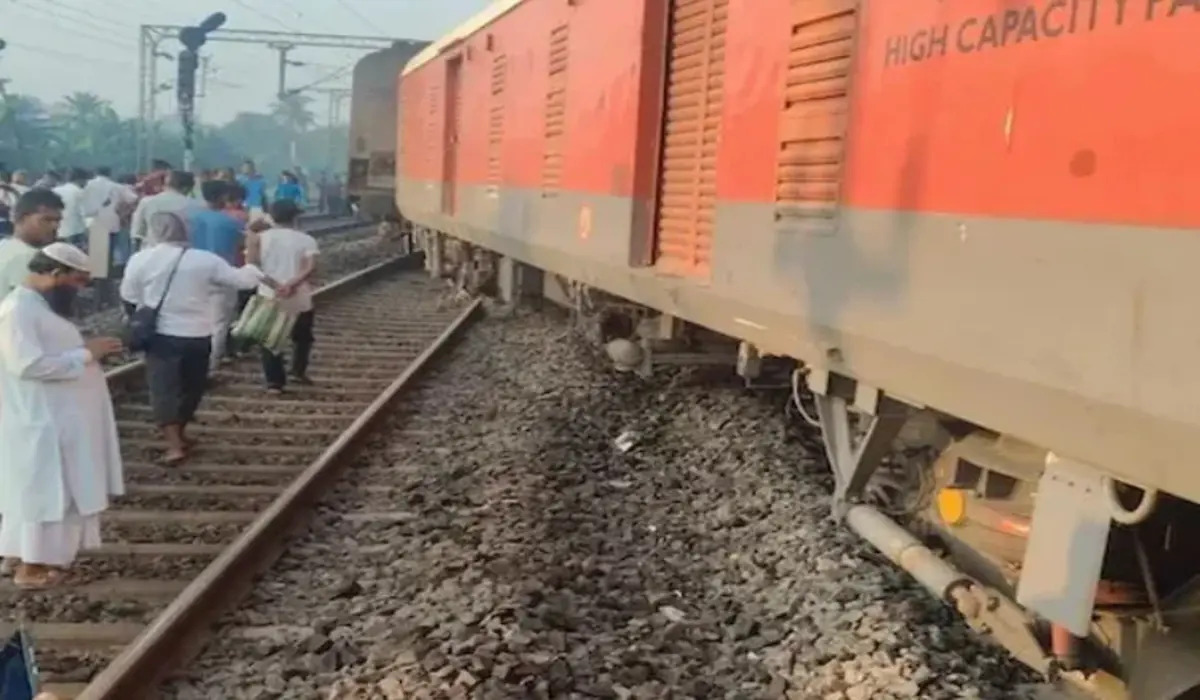 Train Accident: पश्चिम बंगाल में बड़ा रेल हादसा, सिकंदराबाद-शालीमार एक्सप्रेस की तीन बोगियां पटरी से उतरीं