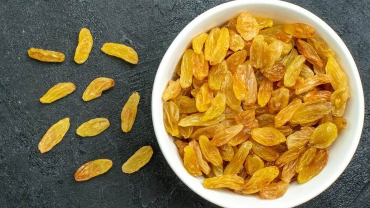 Benefits of raisin water: किशमिश पानी के चमत्कारी लाभ, हड्डियों से लेकर त्वचा तक फायदे ही फायदे