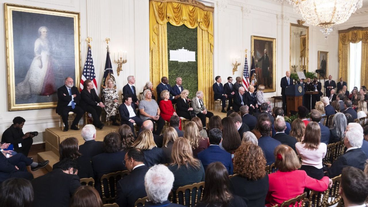 जो बाईडन ने 'Presidential Medal of Freedom' से सम्मानित किए 14 प्रमुख व्यक्ति, विवादित निवेशक जॉर्ज सोरोस भी शामिल