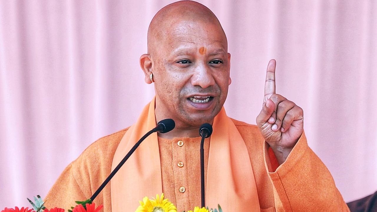 Prayagraj Maha Kumbh 2025: शंकराचार्य अविमुक्तेश्वरानंद ने त्रिवेणी के जल पर मांगा प्रमाण, CM योगी बोले- 'मैंने कई बार कुल्ला किया, मैं...'