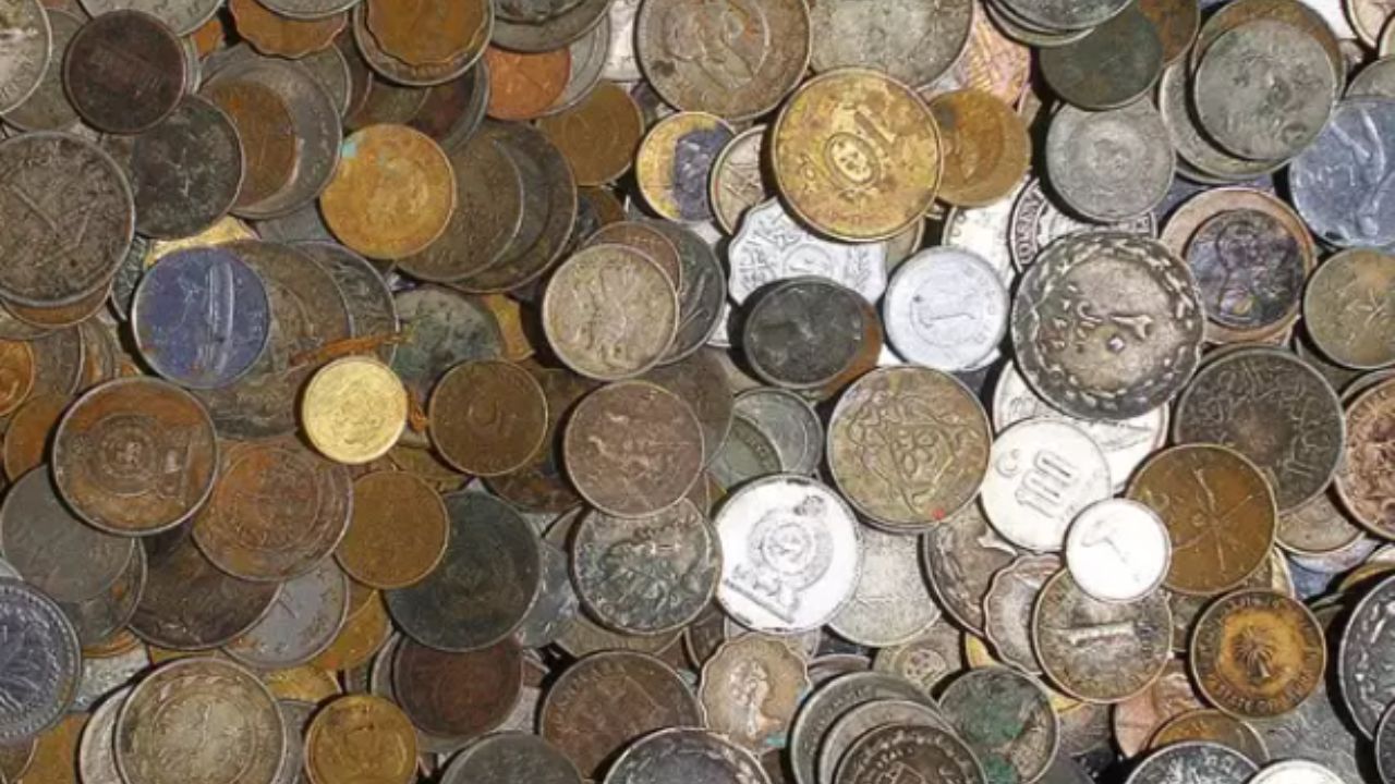 400 Year Coins Found In Sambhal: संबल में खुदाई के दौरान मिली सैकड़ों साल पुरानी मुद्राएँ, राम, लक्ष्मण और सीता की नक्काशी देख लोग हैरान