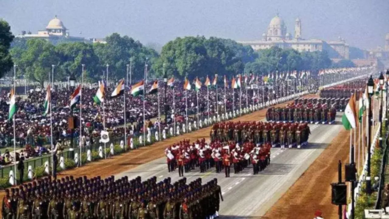 Republic Day 2025: "76वें गणतंत्र दिवस परेड: कर्तव्य के मार्ग पर फूलों की बारिश, सेना के घातक हथियारों का प्रदर्शन!"