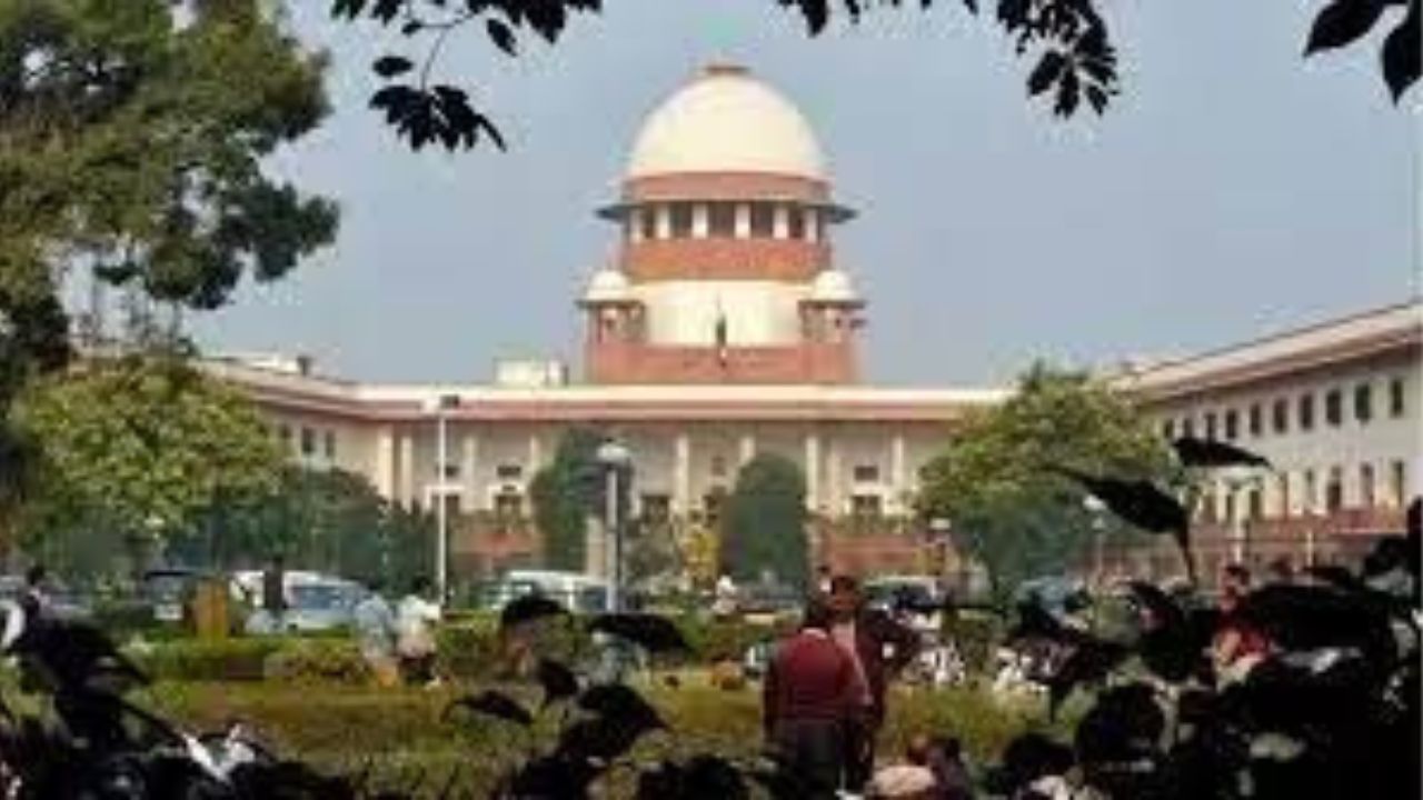 New Delhi: पिता को क्रिश्चियन रीति-रिवाजों के अनुसार दफनाने के लिए सुप्रीम कोर्ट पहुंचा बेटा