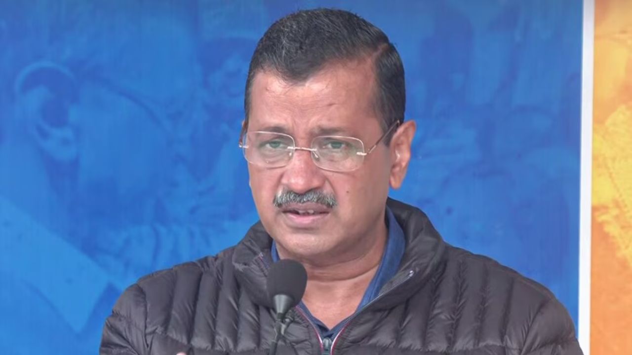 Delhi News: चुनाव आयोग से मिले अरविंद केजरीवाल, प्रवेश वर्मा पर ₹1100 बांटने का आरोप लगाया