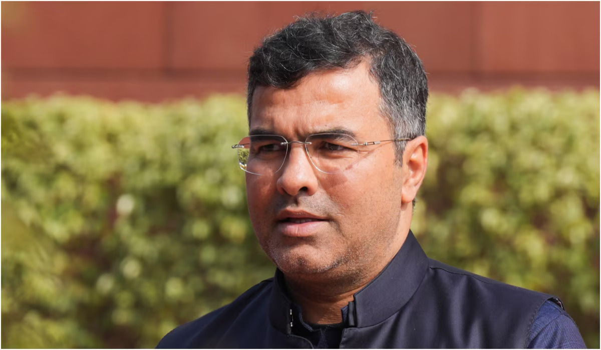 Pravesh Verma ने ली मंत्री पद की शपथ, केजरीवाल को हराने के बाद बड़ी जिम्मेदारी मिली