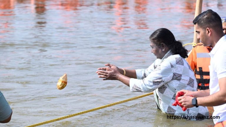 President Draupadi Murmu ने प्रयागराज में कुंभ मेले में डुबकी लगाई, सांस्कृतिक और धार्मिक महत्व को मजबूत किया