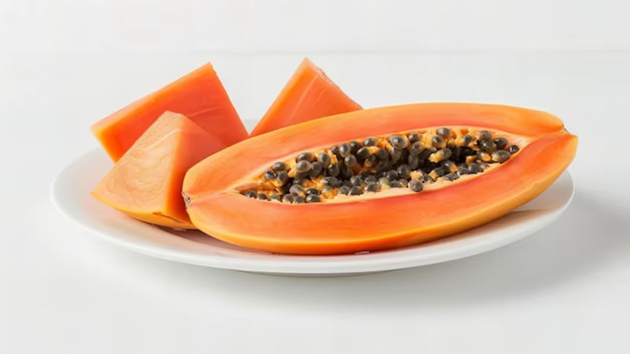 Papaya in constipation: सुबह खाली पेट पपीता खाने के जबरदस्त फायदे, कब्ज से लेकर वजन कम करने तक है रामबाण