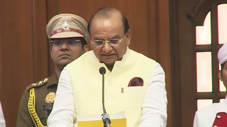 Delhi Assembly सत्र का दूसरा दिन, हंगामे के बाद 22 AAP विधायक निलंबित, CAG रिपोर्ट में 2002 करोड़ के नुकसान का खुलासा