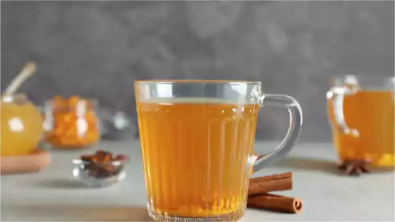 Turmeric water के चमत्कारी फायदे, सेहत के लिए अमृत से कम नहीं!