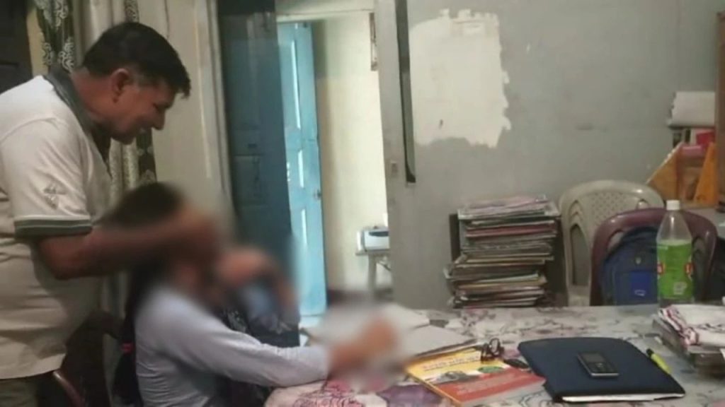 UP News: क्यों नहीं पकड़ा गया हाथरस के प्रोफेसर राजीव कुमार, छात्राओं के साथ यौन शोषण का आरोप