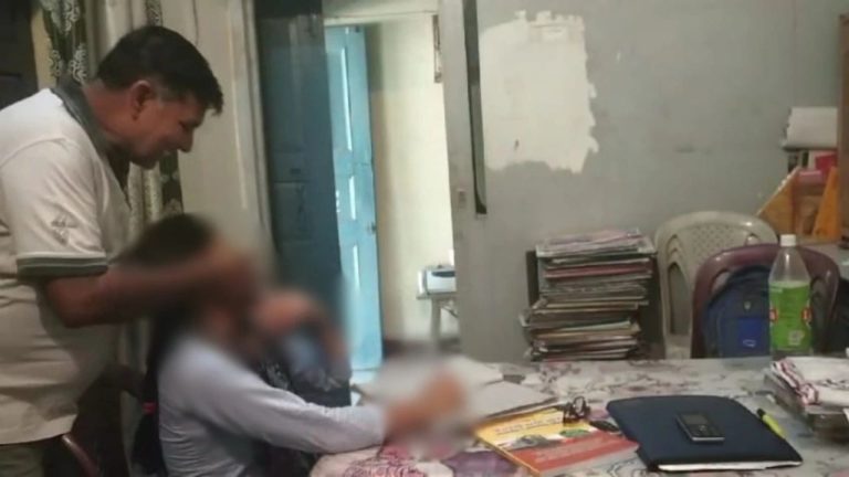 UP News: क्यों नहीं पकड़ा गया हाथरस के प्रोफेसर राजीव कुमार, छात्राओं के साथ यौन शोषण का आरोप