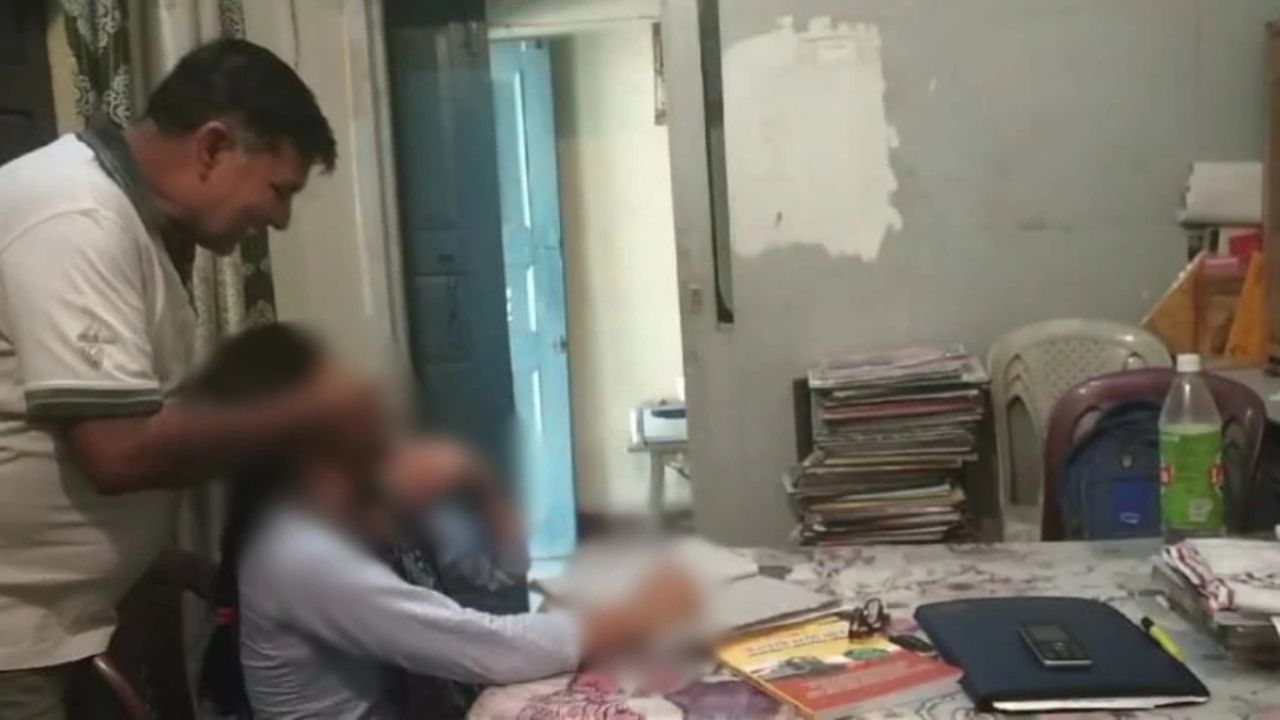 UP News: क्यों नहीं पकड़ा गया हाथरस के प्रोफेसर राजीव कुमार, छात्राओं के साथ यौन शोषण का आरोप