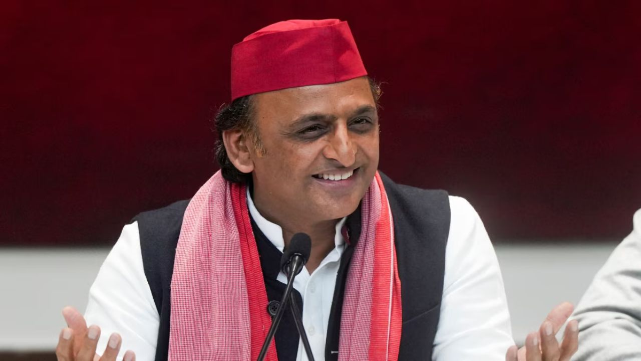 Akhilesh Yadav ने संसद में DMK के प्रदर्शन का समर्थन किया