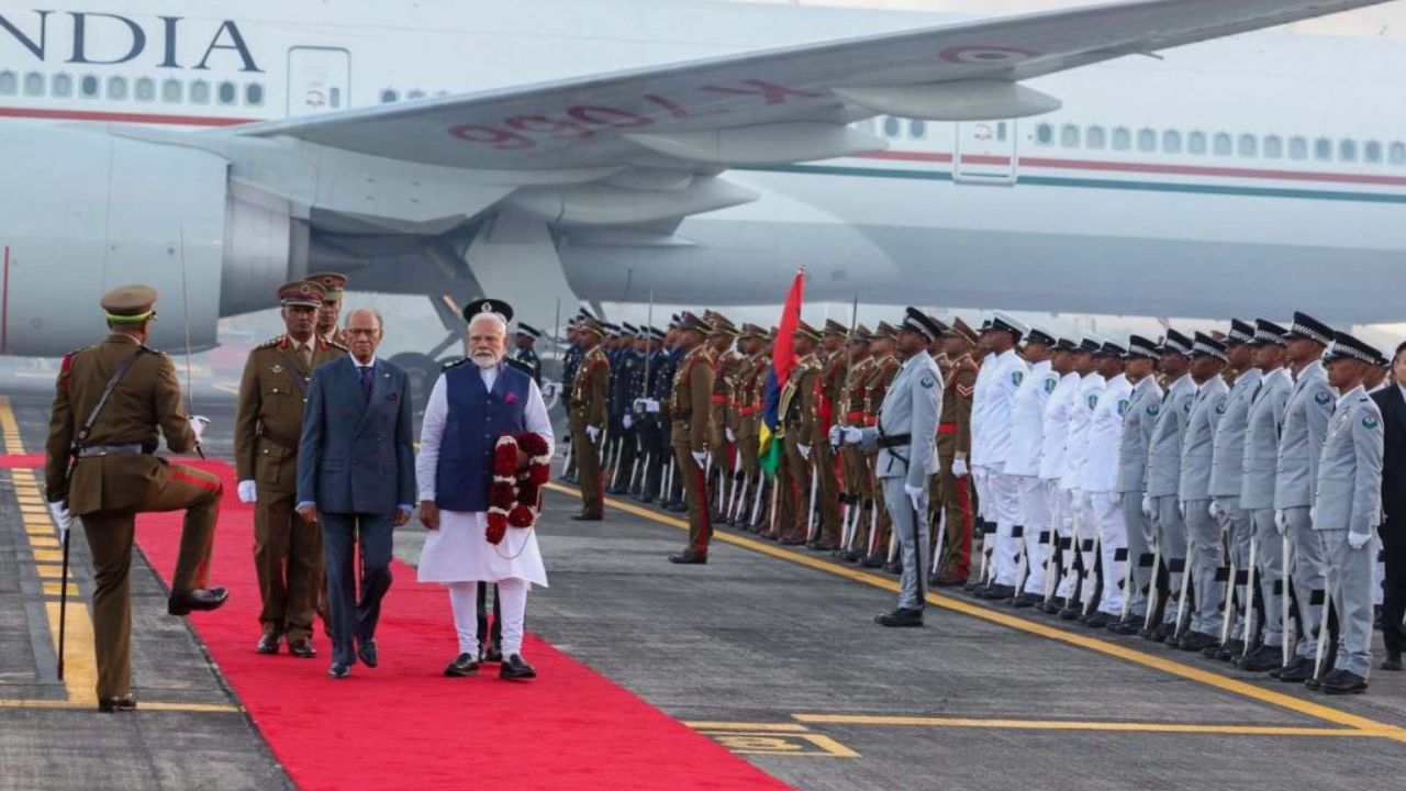 PM Modi का मॉरीशस में जोरदार स्वागत, राष्ट्रीय दिवस कार्यक्रम में लेंगे भाग