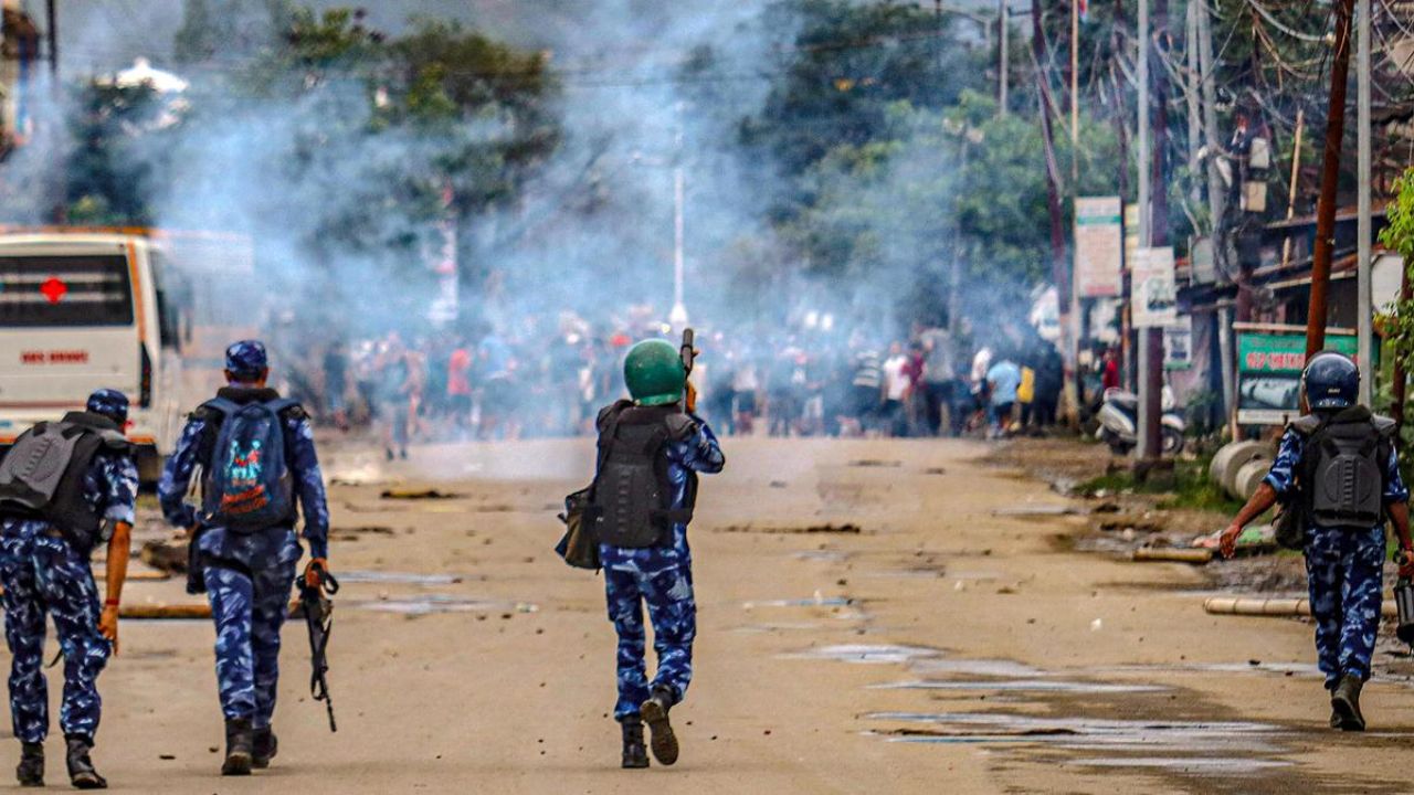 Manipur Violence: मणिपुर के चुराचांदपुर में हिंसा के बाद स्कूल और बाजार बंद, कर्फ्यू लागू