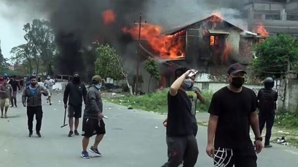 Manipur Violence: मणिपुर के चुराचांदपुर में हिंसा के बाद स्कूल और बाजार बंद, कर्फ्यू लागू