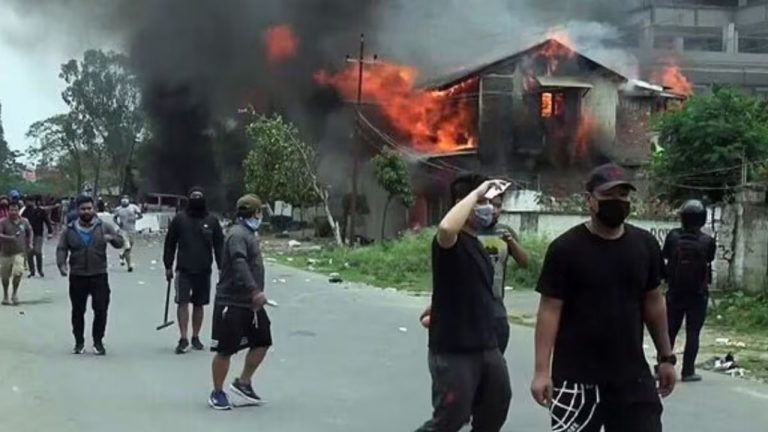 Manipur Violence: मणिपुर के चुराचांदपुर में हिंसा के बाद स्कूल और बाजार बंद, कर्फ्यू लागू