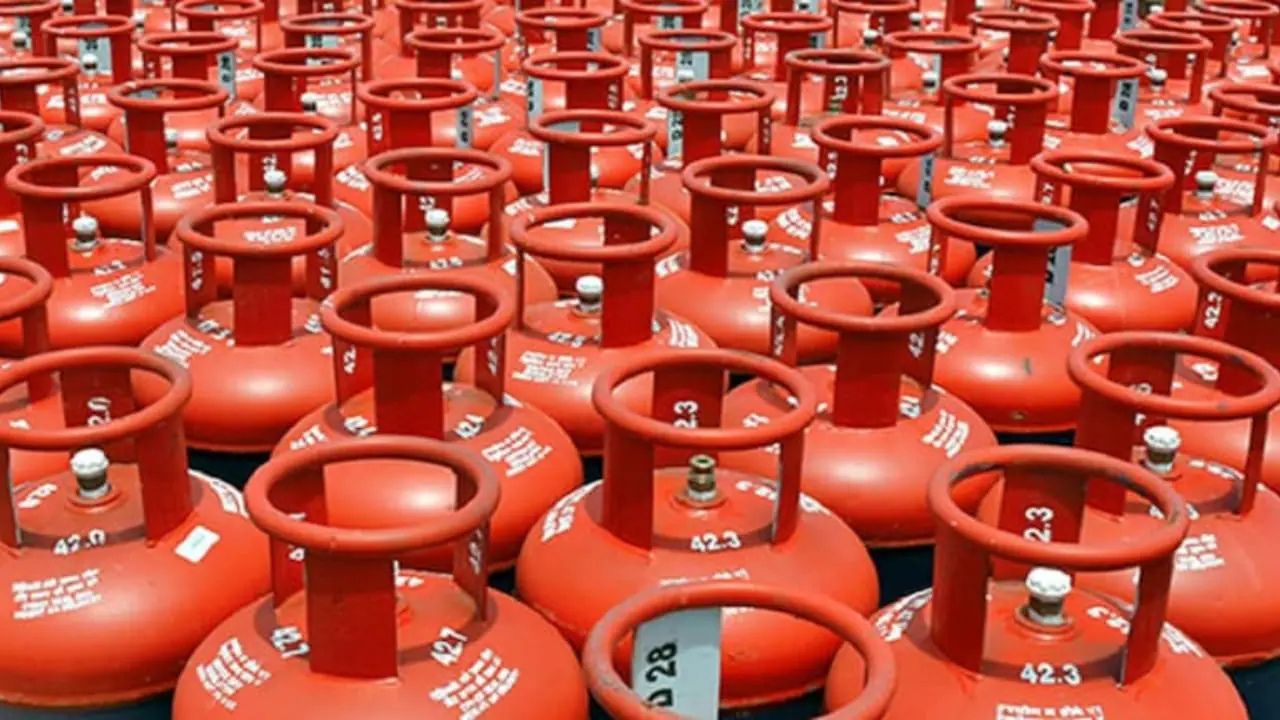 LPG price: LPG गैस सिलेंडर की कीमतों में बढ़ोतरी, मार्च की शुरुआत में महंगाई का झटका