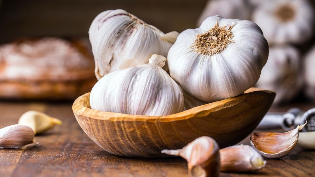 Benefits of eating garlic: जानें कैसे ये आपके स्वास्थ्य के लिए फायदेमंद हो सकता है