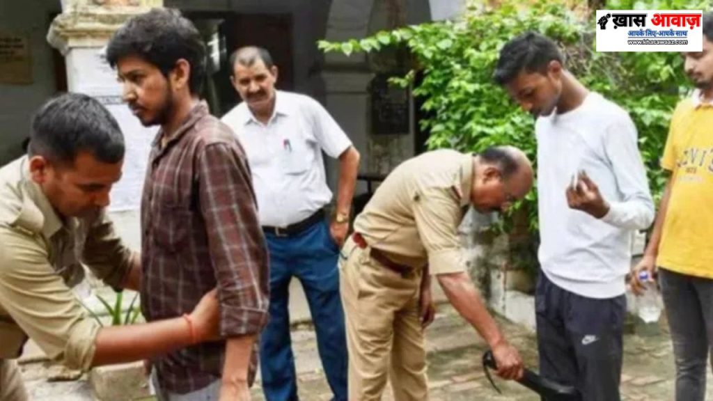 Karnataka News: मां का फूटा दर्द, बेटे को ‘जनेऊ’ के कारण परीक्षा से निकाला गया, सरकार से न्याय की मांग