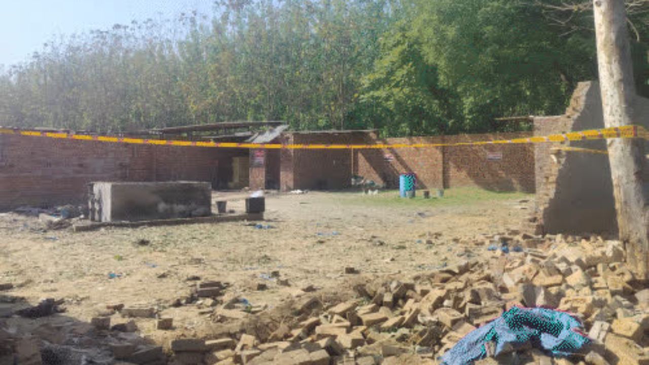 Firecracker Factory Blast: मुजफ्फरनगर में पटाखा फैक्ट्री में भीषण धमाका, गांवों तक गूंजा धमाके का शोर