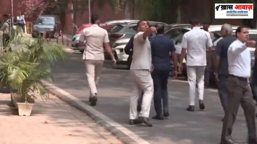 Congress Protest: कांग्रेस कार्यकर्ताओं का हंगामा, वाड्रा की पेशी पर लगे मोदी सरकार मुर्दाबाद के नारे