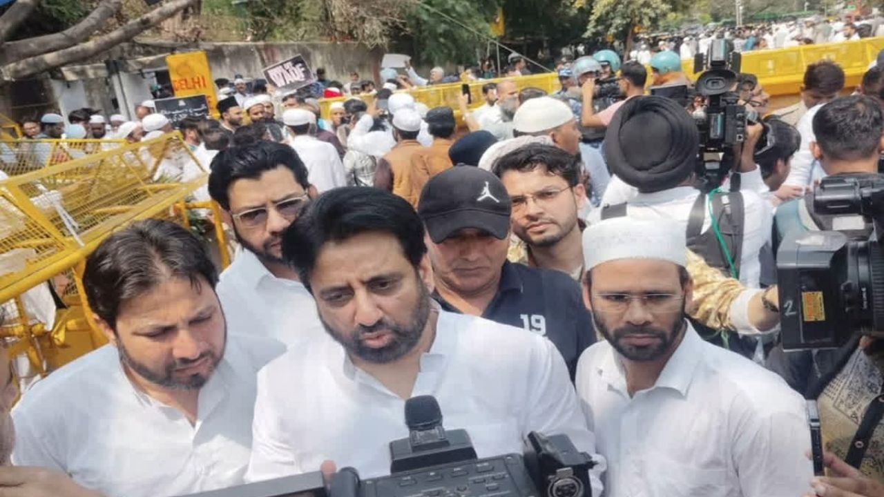 Waqf Amendment Bill: ओवैसी और मोहम्मद जावेद ने वक्फ संशोधन बिल को बताया असंवैधानिक, कोर्ट में दी चुनौती