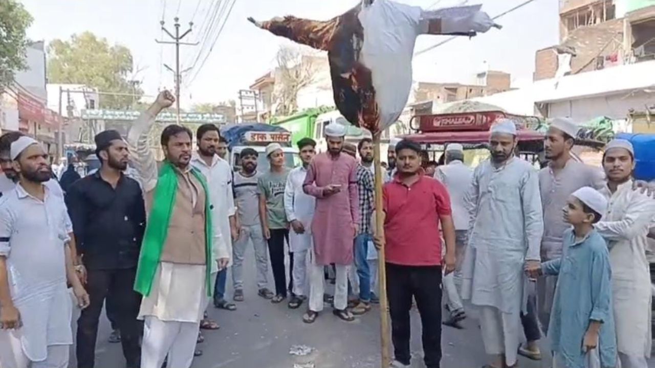 AIMIM ने आतंकवाद के खिलाफ किया सख्त विरोध प्रदर्शन मुरादाबाद में पुतला फूंका