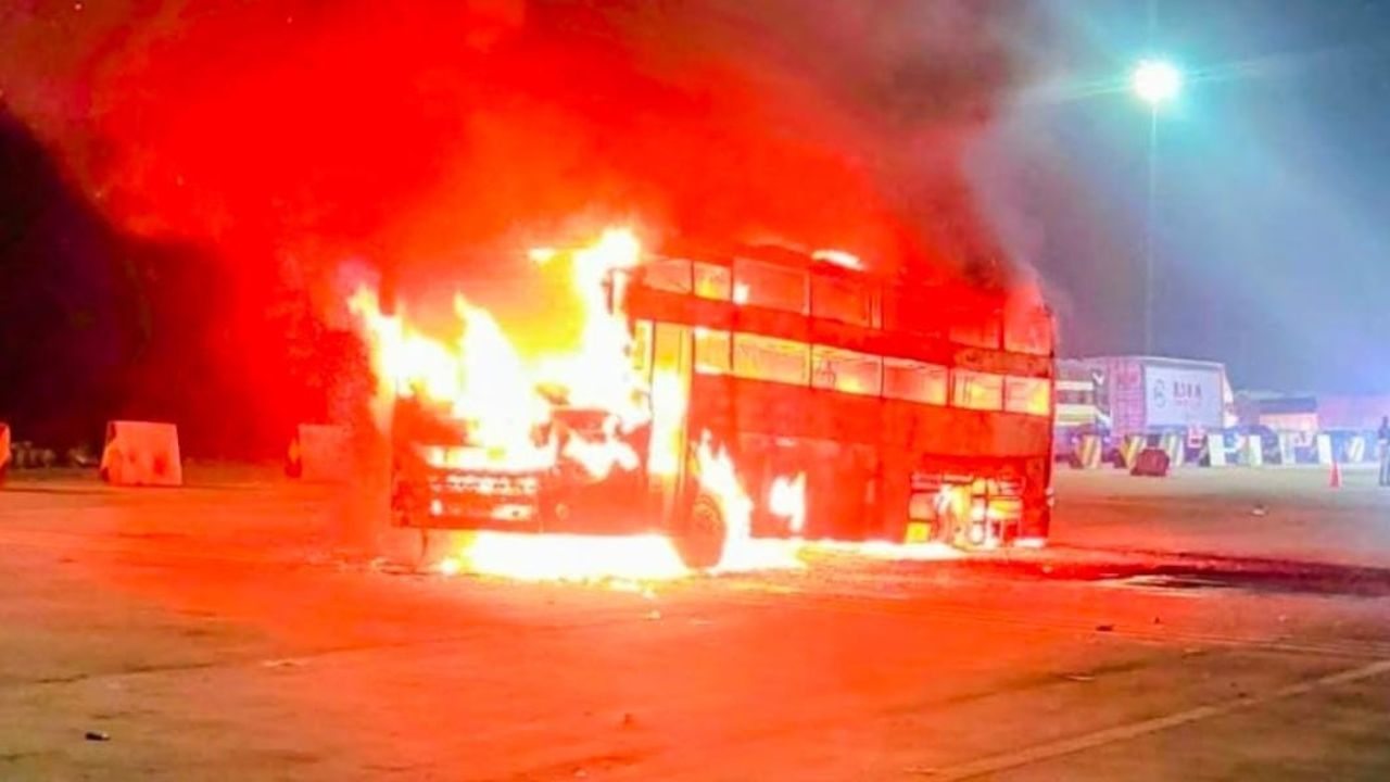 आगरा-लखनऊ एक्सप्रेसवे हादसा: यात्रियों से भरी डबल डेकर बस में लगी आग, बड़ा हादसा टला