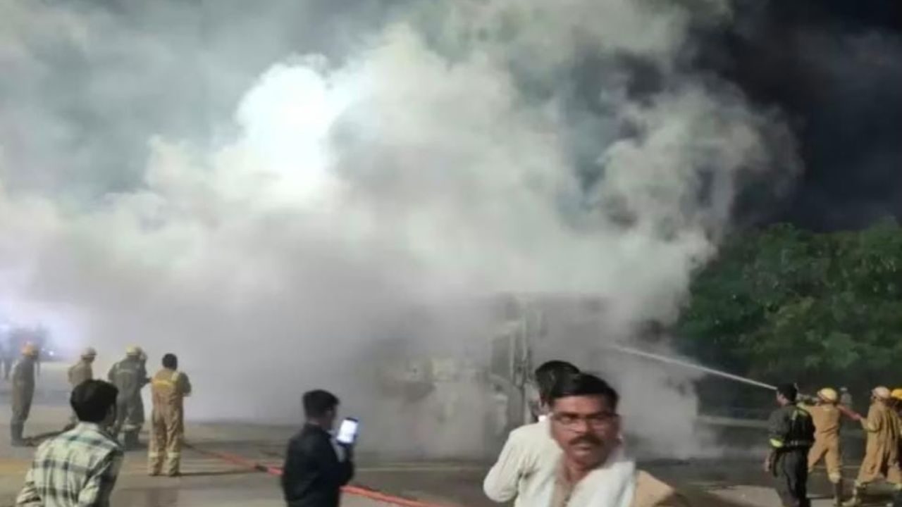 आगरा-लखनऊ एक्सप्रेसवे हादसा: यात्रियों से भरी डबल डेकर बस में लगी आग, बड़ा हादसा टला