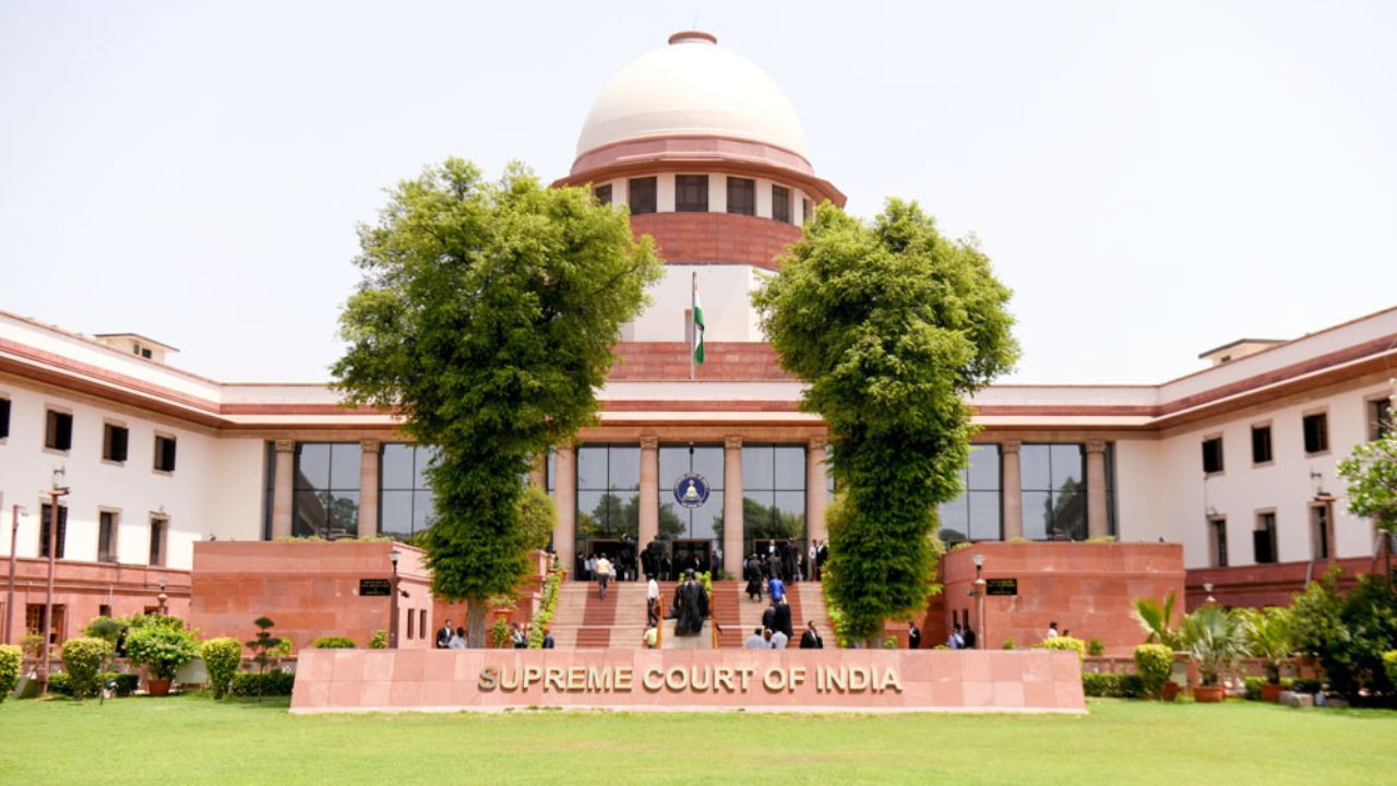 सुप्रीम कोर्ट ने हाईकोर्ट के सीबीआई जांच आदेश पर लगाई रोक, यूपी विधान परिषद भर्ती मामले में बड़ा फैसला