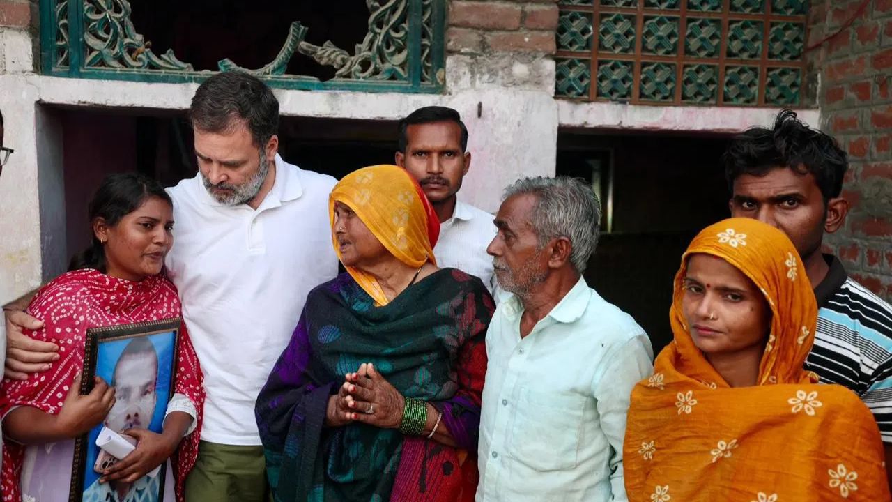 UP News: हरिओम वाल्मीकि के परिजनों से मुलाकात के बाद राहुल गांधी बोले, लोगों को डराया-धमकाया जा रहा, सुरक्षा की मांग