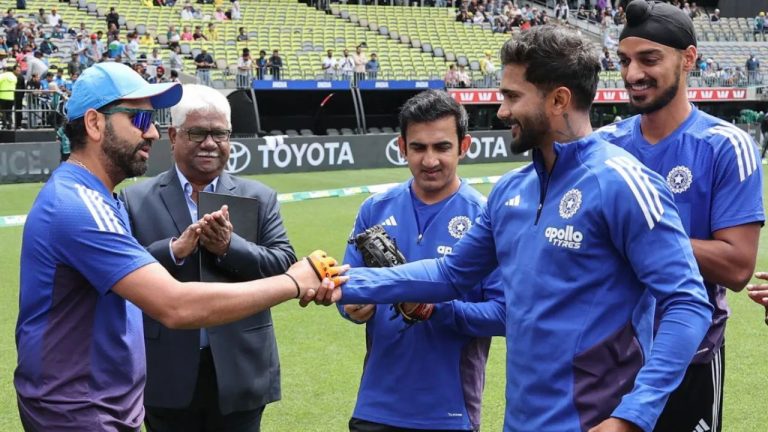 IND vs AUS 1st ODI Nitish Kumar Reddy Debut: पर्थ ODI में Nitish Kumar Reddy ने किया शानदार डेब्यू, कुलदीप यादव प्लेइंग-11 से बाहर, Rohit ने संभाली कप्तानी