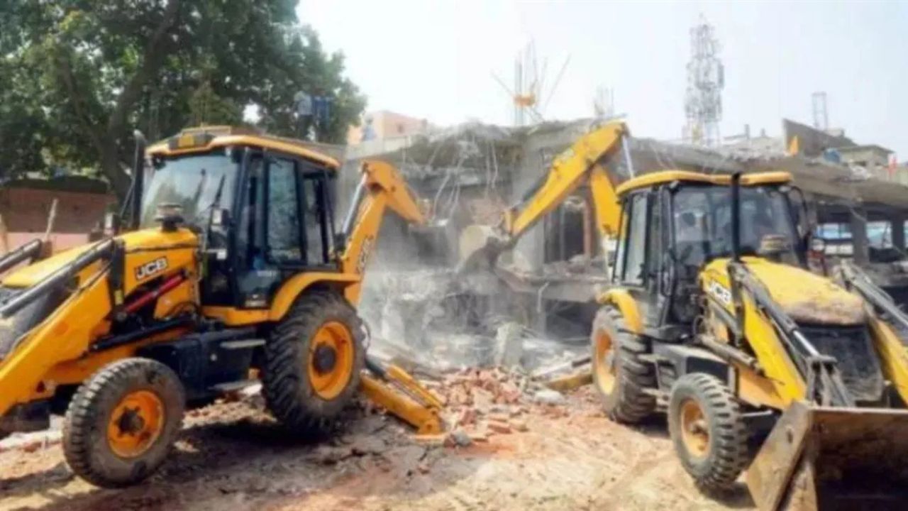 गाजियाबाद में GDA का बड़ा अभियान, अवैध कॉलोनियों की सड़कों और दीवारों पर चला बुलडोज़र