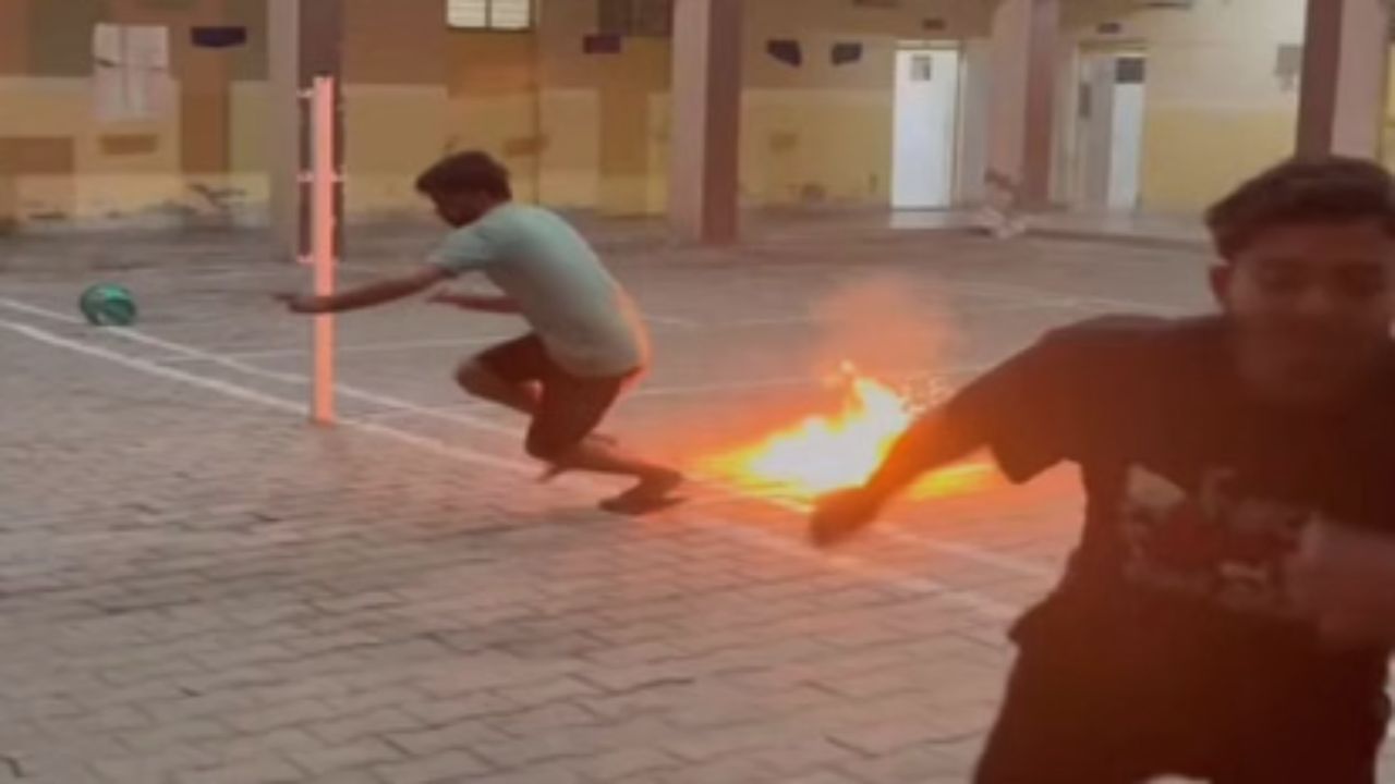 मेरठ विश्वविद्यालय हॉस्टल में पेट्रोल बम धमाका, छात्रों पर कार्रवाई के लिए नोटिस और CCTV फुटेज का हवाला