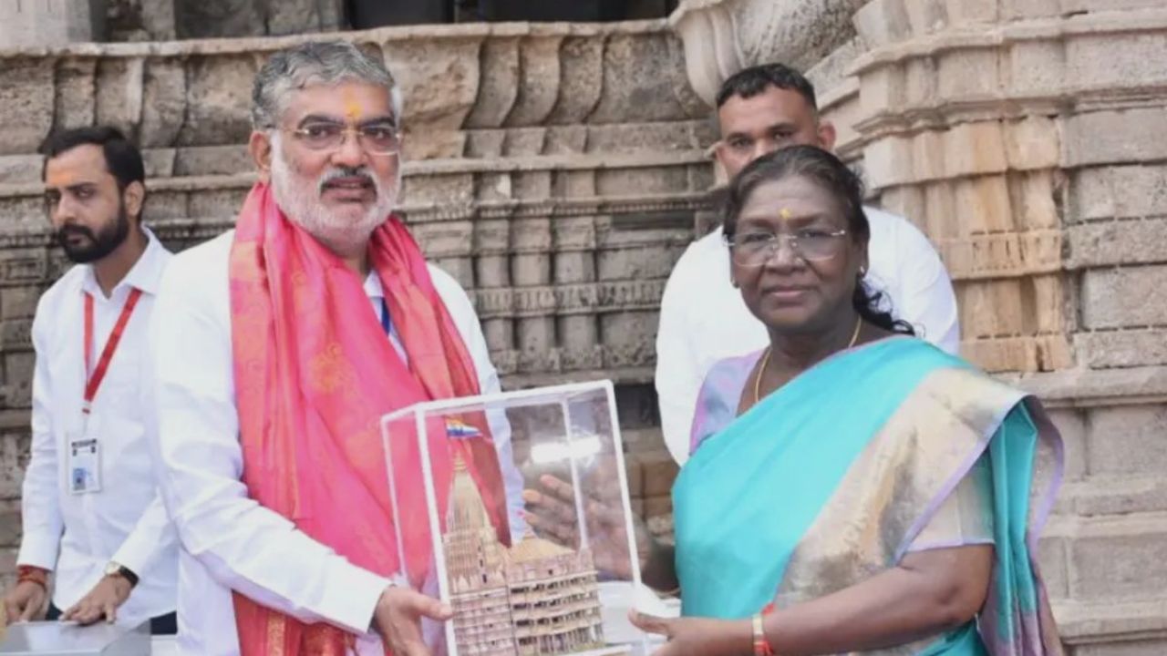 राष्ट्रपति द्रौपदी मुर्मू तीन दिवसीय गुजरात दौरे पर, द्वारकाधीश के चरणों में शीश नवाया, बेटी संग पूजा