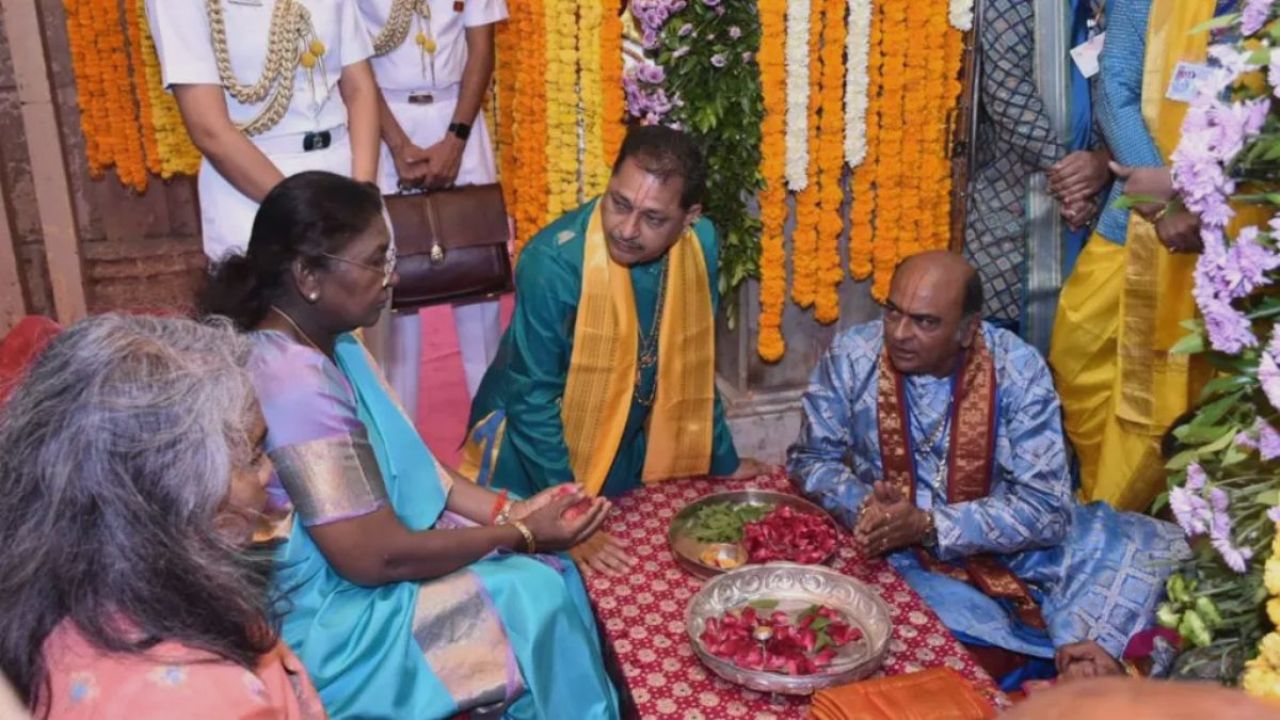 राष्ट्रपति द्रौपदी मुर्मू तीन दिवसीय गुजरात दौरे पर, द्वारकाधीश के चरणों में शीश नवाया, बेटी संग पूजा