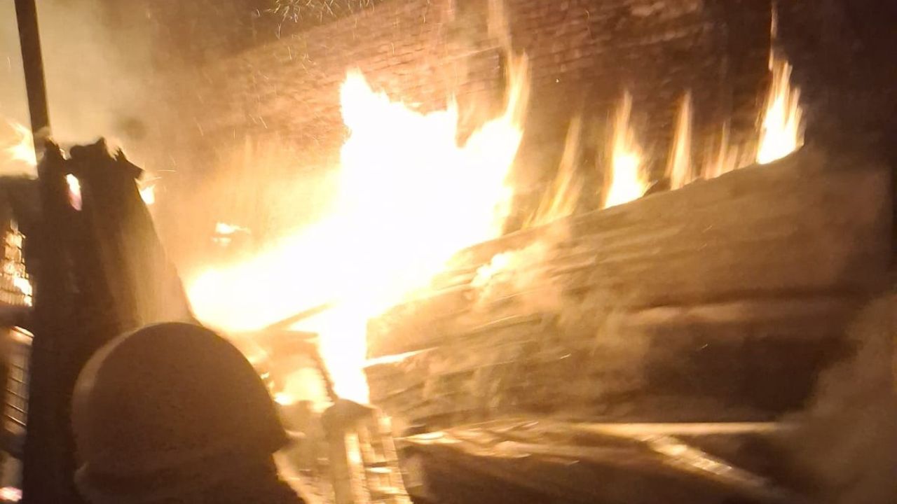 Ghaziabad News: भोपुरा रोड में फर्नीचर वेयरहाउस में आग लगने से मचा हड़कंप, लाखों का सामान जलकर हुआ खाक, कारण शॉर्ट सर्किट